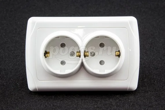 Розетка 2ая с/з 16А 230В с з/ш белый С/У Онега TDM