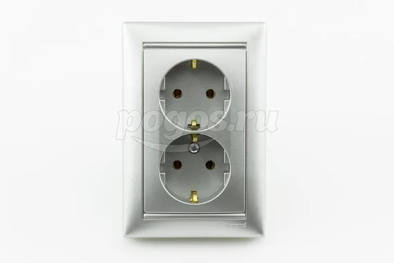 Розетка 2ая с/з 16А серебро Valena LEGRAND