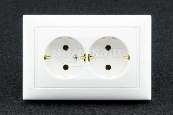 Розетка 2ая с/з 16А белый Valena LEGRAND