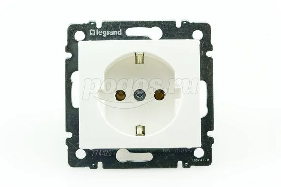 Розетка 1ая с/з 16А 230В белый Valena LEGRAND