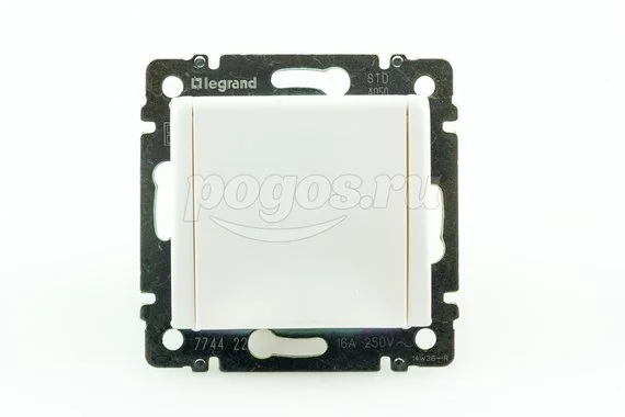 Розетка 1ая с/з 16А 230В с крышкой Valena LEGRAND