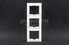 Рамка 3п белый вертикальная Таймыр TDM
