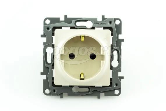 Розетка 1ая с/з 16А 230В LEGRAND