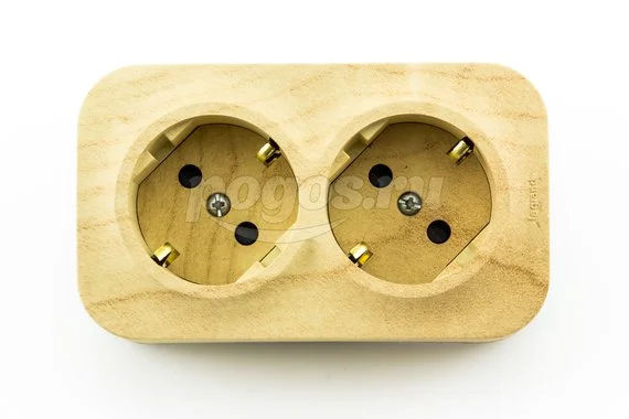 Розетка 2ая с/з 16А 230В с з/ш дерево QuteoLEGRAND