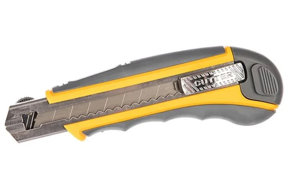 Нож  18мм сегментированный с запасным лезвием 8шт Profi  STAYER