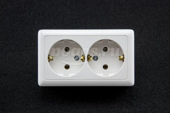 Розетка 2ая с/з 16А 250В о/у белый шторки Хит с изолированной пластиной SCHNEIDER ELECTRIC