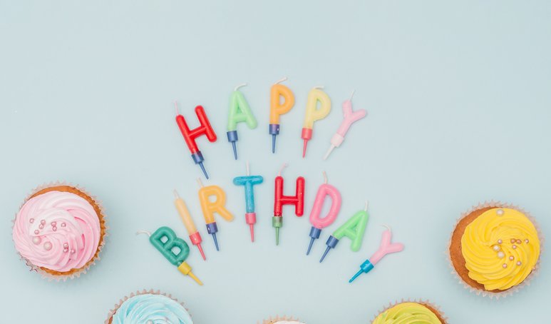 lovely-birthday-composition-with-cupcakes